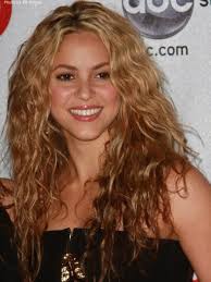 Shakira's hair is naturally curly and has a beach wavy look to it. Shakira S Long Curly Lace Front Hair Wig Rewigs Com
