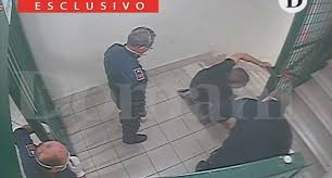 In uno dei filmati si vedono i detenuti del carcere di santa maria capua vetere che vengono presi a testate con casco, schiaffi, colpi inferti con il manganello nelle gambe e sulla schiena. 80bk Kanbtxqbm