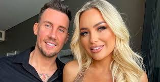 Melinda Lay's Instagram, Twitter & Facebook