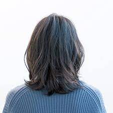 ソフトウルフ 外ハネ 短め前髪 3トレンドを大人っぽく取り入れて 40代のミディアムヘア ヘアカット ヘアカット ロング ヘアスタイル