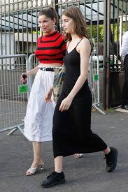 Elle y interprétera julie cote, une négociatrice en oeuvres d'art qui entretient une liaison avec un homme d'affaires véreux, joué par. Sahteene Sednaoui Est La Fille De Laetitia Casta Et Du Photographe Stephane Sednaoui Laetitia Casta Laetitia S Habiller