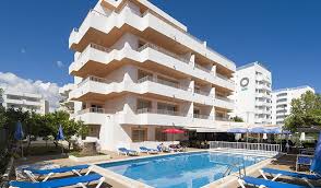 Situato a playa d'en bossa, a 2 km dalla spiaggia di figueretes e a 300 metri dall'ushuaia ibiza, l'escondidos ibiza offre alloggi climatizzati con wifi gratuito, un giardino e una piscina all'aperto. Apartments Apartamentos Bonsol Playa Den Bossa Apartamentos Bonsol