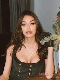 Öğretmen bir ailenin çocuğu olan çiçek, çocukluğu boyunca tiyatro ile ilgilenmiştir. Alev Alev In Ruya Si Dilan Cicek Deniz Bikinili Pozlari Ile Alev Aldi Dilan Cicek Deniz In Duzgun Fizigi Buyuledi Galeri Magazin