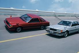 日本の自動車メーカーには １９７０年代と８０年代のギャップがある それは クルマがより豪華になったことだ その象徴的な存在が ８０年に発表された日産 レパードである エンジンこそブルーバードから譲り クーペ 日産 日産自動車