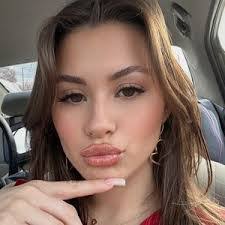 Isabella Rocha's Instagram, Twitter & Facebook