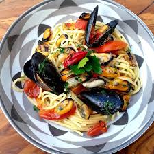 Gli spaghetti con le cozze sono un primo piatto di pesce gustoso e veloce tipico della cucina italiana; Spaghetti Cozze E Pomodorini Ricette Di Cucina Con Me Graziella