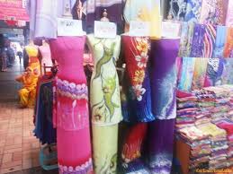 Terengganu sememangnya sinonim dengan kecantikan kraf tangan ataupun lebih spesifik dikenali sebagai batik. Pasar Besar Kedai Payang Terengganu Shopping