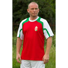 A magyar szurkolók megemlékeztek a tegnap egy éve elhunyt benedek tiborról, a vízilabdás legenda nevét is skandálták. Magyar Valogatott Szurkoloi Mez 10 Piros 3xl Es Meret Emag Hu