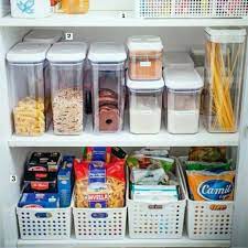 Removing plastic from your fridge, freezer, or pantry is a great way to protect your products and the planet. Atemberaubende Keine Speisekammer So Organisieren Sie Eine Kleine Kuche Ohne Speis Small Kitchen Organization Small Pantry Organization Kitchen Without Pantry