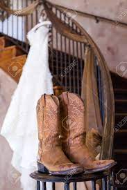 We did not find results for: Weinlese Hochzeitskleid Auf Einem Bugel Mit Cowboy Stiefel Lizenzfreie Fotos Bilder Und Stock Fotografie Image 25065468