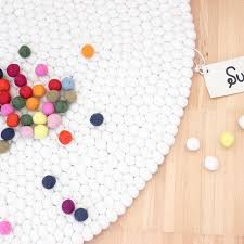 Einzigartig Und Wunderschon Filzkugeln Sind Einfach Toll Zum Einrichten Ein Filzkugelteppich Wie Der Weisse Shiri Teppich Filzkugel Teppich Filzteppich