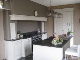 deze schouw en uitspringende kastjes en ook de muurkleur keukens keuken keuken interieur