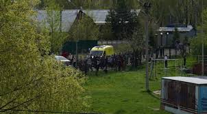Еще двое учеников казанской гимназии № 175, где в минувший вторник произошла стрельба, обратились за медицинской помощью, госпитализация не потребовалась, сообщил риа новости представитель минздрава татарстана.всего в. Posle Tragedii V Gimnazii 175 V Shkolah Kazani Usilili Mery Bezopasnosti