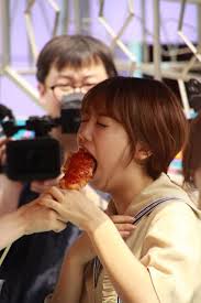 I O I Sohye Eating Hotdog