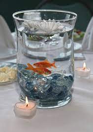 Avant de réfléchir aux centres de tables définissez votre plan de table pour savoir combien il vous en faudra, la proportion de tables rondes, rectangulaires… adaptez vos centres de table à la table : Goldfish As Table Center Pieces At A Wedding Centre De Table Mariage Deco Table Mariage Deco Mariage Mer