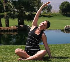 Hierfür sollte man sich zunächst in den vierfüßlerstand begeben. Yoga Zu Hause Tipps Und Sequenzen Fur Anfanger