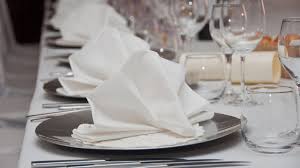 Die gefalteten servietten sind ein unabdingbarer teil der tischdekoration auf der hochzeit. Tischdeko Hochzeit 40 Inspirierende Ideen Fur Den Grossen Tag