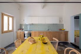Azulejos oscuros, motivos aburridos, cenefas pasadas de moda… si estás cansado de tus azulejos, pero no quieres gastar mucho en una. Hazlo Tu Mismo Como Pintar Los Azulejos De La Cocina Y El Bano