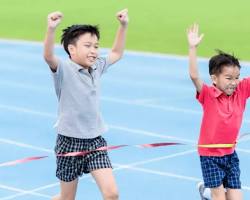 Orang tua sedang mendorong anak untuk mengikuti lomba