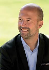 Feuerwehrleute tun ihren Dienst auf der Baustelle