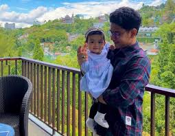 Syakir daulay anugerah mencintaimu adalah anugerah terindah official lyric video. Gendong Bayi Syakir Daulay Jiwa Kebapakan Langsung Keluar Kumparan Com