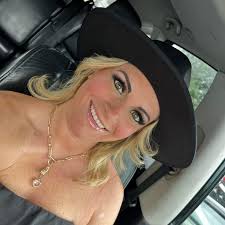 Ski town bound with the makeup queen 🤘