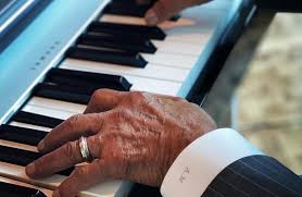Laura elena villa, esposa de armando manzanero, informó que el compositor yucateco está estable y sus pulmones están funcionando mejor. Rgjinnelkw2t3m