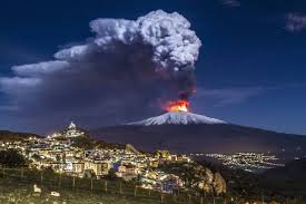 Risultato immagini per immagini dell'etna che esplode
