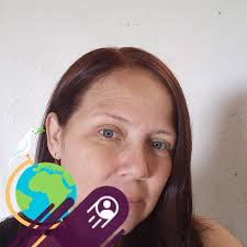 Hola chicas, disculpen soy de tez morena me ayudarían con un color de uñas  con el que mis manos no se vean tan morenas porfavor...