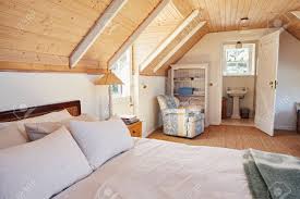 Weitere ideen zu dach, dachgeschoss schlafzimmer, dachgeschoss. Geraumiges Schlafzimmer Im Dachgeschoss Mit Bad In Einem Haus Lizenzfreie Fotos Bilder Und Stock Fotografie Image 97359959