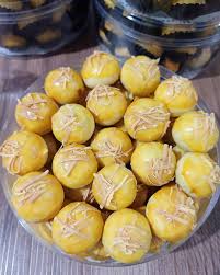 Kue nastar yang menggoda selera adalah yang terlihat kinclong dan tidak mudah retak saat dipegang oleh tangan. Cara Membuat Nastar Keju Tanpa Oven Dan Mixer Lembut Lumer Di Mulut