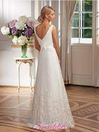 Come vedi esistono tanti tipi di abiti da sposa semplici, ma se desiderassi un abito da sposa personalizzato, così che esso valorizzi il tuo fisico e ti rappresenti al 100%, allora contattami! Delicato Abito Da Sposa Semplice Liscio Con Ricami In Pizzo Italiasposatelier