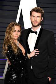 Liam hemsworth makes an adorably awkward appearance in the cyrus christmas photo. Liam Hemsworth Starportrat News Bilder Gala De