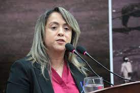 Lia Nogueira faz juramento e participa da 1ª sessão como vereadora da  Câmara de Dourados