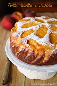 La crostata di pesche e amaretti è un dolce delizioso in cui gli amaretti sbriciolati esaltano e ben si sposano con la dolcezza delle pesche. Torta Soffice Alla Ricotta E Pesche
