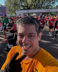 Eu já corri algumas das principais maratonas do mundo, corri a com mais  participantes (NY), todas provas maravilhosas! Mas nada, absolutamente nada  se compara com a Maratona de Paris. A fama de