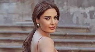 اشتهرت المغنية سيرين في العالم العربي بعد إصدارها ألبومها الغنائي ليلة من الليالي عام 2004 بينما كان دخولها مجال عرض الأزياء الباب الذي قادها إلى التمثيل. Wey7ei86awogbm