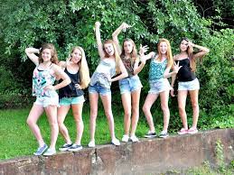Large Group Of Friends Pose On Concrete Wall Excellent Posos For Friends Photo Shoot Friend Photoshoot Best Friend Poses Friend Poses