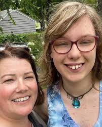 Stephanie Fielder's Instagram, Twitter & Facebook