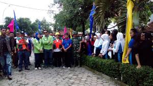 Maybe you would like to learn more about one of these? Siswa Smk Kencana Histeris Ridwan Kamil Kunjungi Sekolahnya Tribunnews Com Mobile