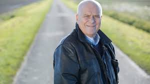 Hij is belangstellend naar het reilen en zeilen van vv reutum en vertelt uitgebreid over zijn efc'58. Tevretyjmkox M