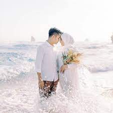 Terlepas dari romantisme para pasangan, konsep yang didasari dengan deburan ombak dan disirami dengan. Gaya Foto Di Pantai Bersama Pasangan Hijab Dapur Bengkulu