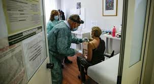 Dalla mezzanotte di oggi, 18 marzo, riprendono le prenotazioni del vaccino anti covid per i cittadini del lazio con più di 72 anni. Prenotazione Vaccino Covid Le Regole Regione Per Regione Lazio Lombardia Toscana Sardegna Numeri E Procedure Il Mattino It