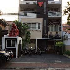 Selain buku, mantan wakil ketua dpr itu pun memamerkan sejumlah koleksi fadli zon library yang berkaitan dengan sejarah proklamasi kemerdekaan indonesia, lukisan hingga surat kabar berbahasa madura. Photos At Fadli Zon Library Tanah Abang 6 Tips From 99 Visitors