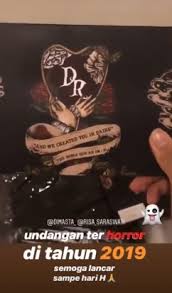 Yang pertama adalah blangko undangan pernikahan minimalis dengan tema floral gold yang elegan. Risa Saraswati Bagikan Undangan Pernikahan Dan Kain Putih Berbentuk Pocong Disertai Bunga Halaman 2 Tribun Wow