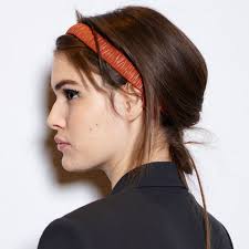 Ein interessantes accessoire auf dem haar füllt das bild immer mit einem positiven, originellen dennoch bieten die designer von jahr zu jahr alle neuen ungewöhnlichen möglichkeiten, die nicht nur das haar verschönern, sondern auch dazu. Haarbander Richtig Tragen Das Wandelbarste Haar Accessoire Ever Cosmopolitan