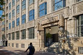 Onlangs opende in ons eigen amsterdam een vestiging van soho house: Soho House Amsterdam Reinvents A Functionalist Landmark