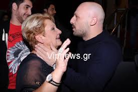 Από το πανέμορφο νησί, δείχνει να έχει μπει σε απόλυτα καλοκαιρινό mood και δεν διστάζει να. Nikos Moytsinas 8rhnei Gia Thn Apwleia Ths Mhteras Toy Vipnews