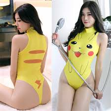 Aku segera menempatkan tubuhku di atas tubuhnya yang ramping, seksi serta kencang itu. Model Pakaian Renang Wanita