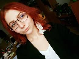 Iulia Iacob, tânără artistă din Cluj, scrie, cântă și pictează